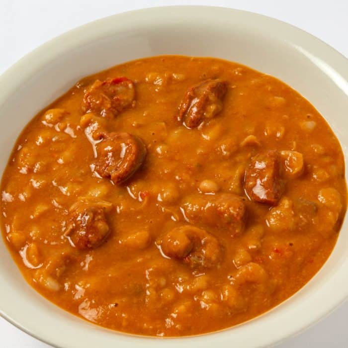 Judías blancas con oreja y chorizo
